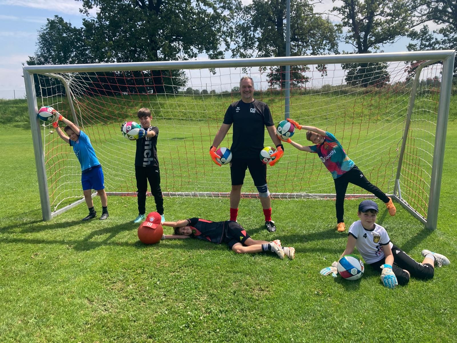 Tom Deppisch mit Kindern beim Torwarttraining
